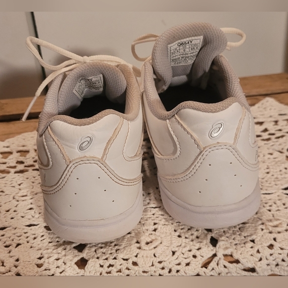 Asics white "Cheer 8" sneakers Sz.5 - Picture 5 of 7